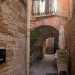 Imbocchiamo ora strada Tancredi che ci porta verso la Cattedrale, incrociando per prima Corte Trecantaie introdotta da un arco di colore rosa. Il toponimo deriva dalla famiglia Romanelli che vi viveva. I suoi membri erano fisicamente molto corpulenti e di conseguenza furono soprannominati cantari, come i grossi contenitori per il vino e lolio
